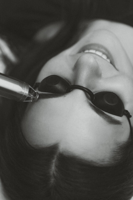 Nieudany makijaż permanentny – ekspertka radzi, jak go naprawić