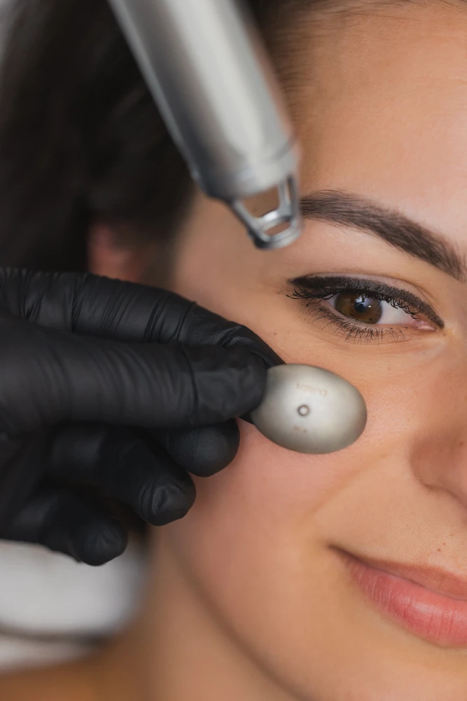 Usuwanie starego makijażu permanentnego w Enklawa Institute