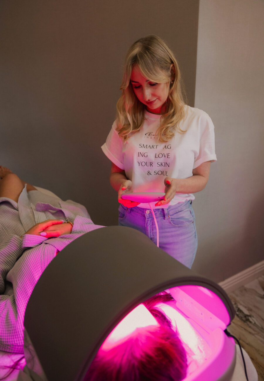 TERAPIA ŚWIATŁEM LED SKÓRY GŁOWY TERAPIA ŚWIATŁEM LED SKÓRY GŁOWY